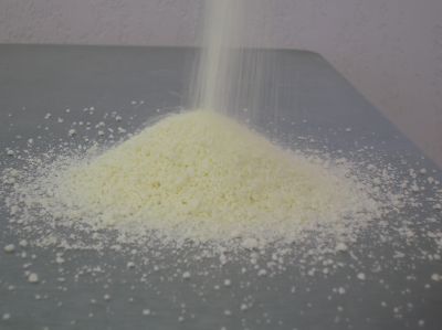 Milk powder that falls onto a surface