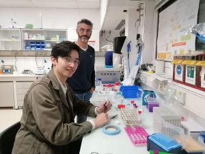 Two scientists (Érik Juste and Thomas Croguennec) preparing an experiment for the ESRF in a laboratory.