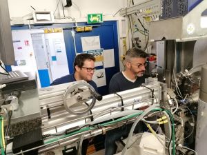 Two researchers working on the synchrotron at the European Synchrotron Research Facility in Grenoble.n Synchrotron Research Facility, à Grenoble